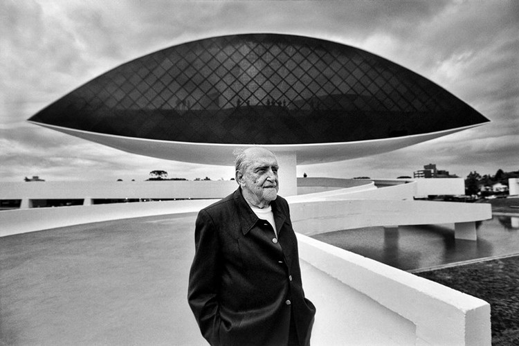 Oscar-Niemeyer-Foto-Nani-Goes1